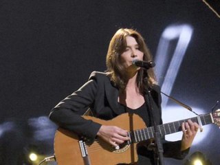 Carla Bruni-Sarkozy chante Douce France