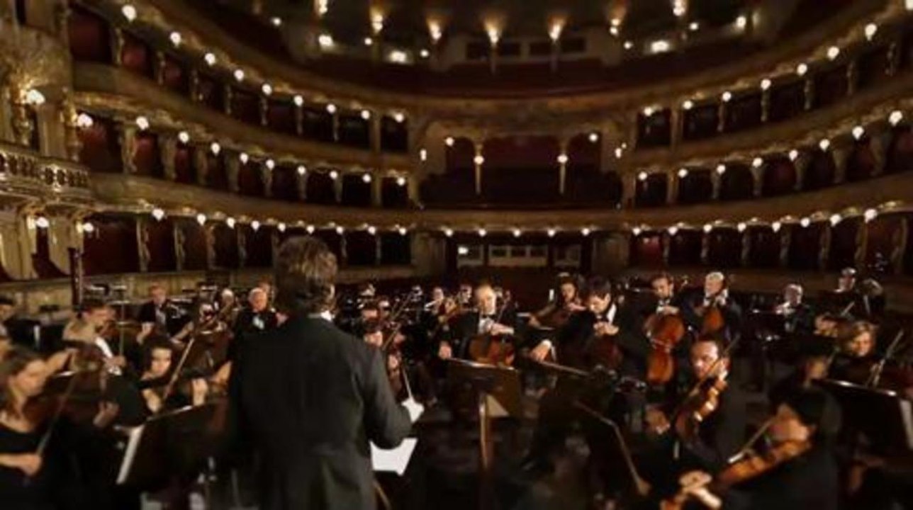 Joe Dassin chante avec un orchestre symphonique