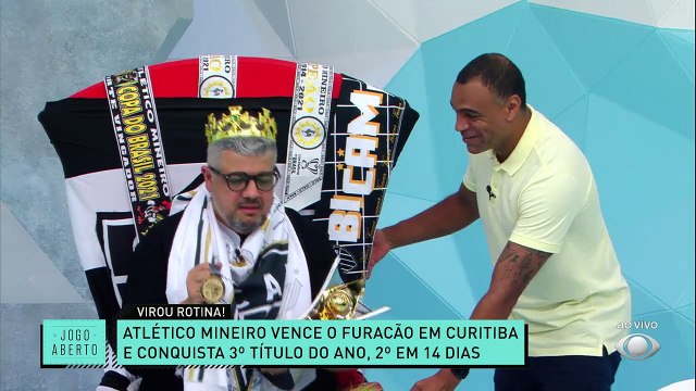 QUE ISSO, HÉVERTON! O homem apareceu em São Paulo para tirar onda depois de um ano mágico do Atlético-MG. Teve zoeira e trono especial para Héverton. SE LIGA! #JogoAberto