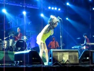 Amy Winehouse tombe sur scène au Brésil