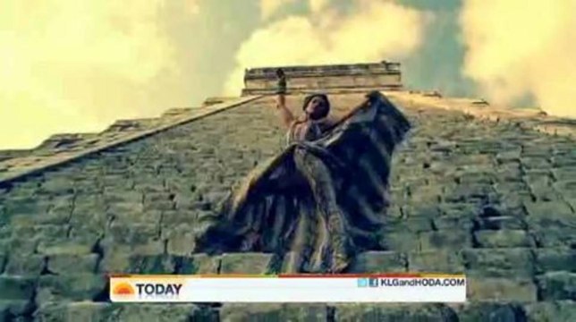 Jennifer_Lopez_-_I_m_into_you_video_with_William_Levy