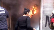 Son dakika haber... Beyoğlu'nda yangın: Bir kadın itfaiye ekiplerine yardım edeyim derken yaralanıyordu