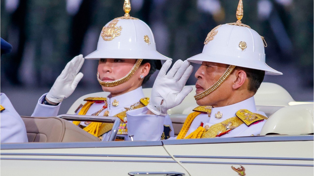 GALA VIDEO - Le roi de Thaïlande en Allemagne : ses manoeuvres folles aux commandes de son Boeing