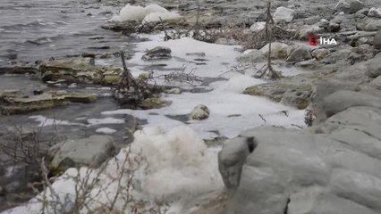 Burdur Gölü'ndeki köpükleri gören vatandaşlar şaşkınlığa uğradı