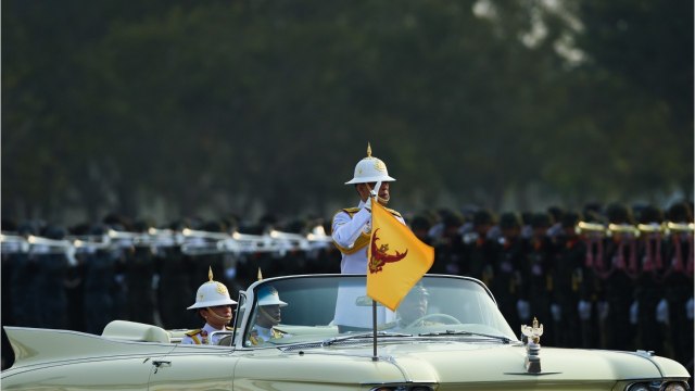 GALA VIDEO - Le sulfureux roi de Thaïlande a quitté sa quarantaine dans un hôtel de luxe avec son harem