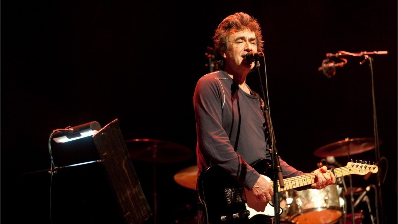 GALA VIDEO - « Une Chantal Goya 2.0 " : Angèle violemment prise à partie par un célèbre chanteur