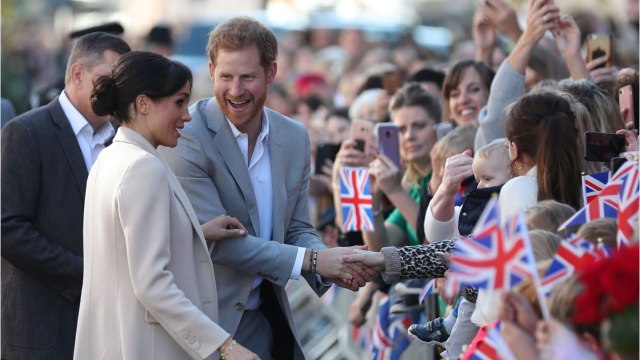 GALA VIDEO - Harry et Meghan Markle masqués et incognito : leur visite surprise à un habitant de Los Angeles