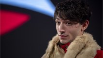 GALA VIDEO - L’acteur Ezra Miller (The Flash) étrangle violemment une fan, la vidéo devient virale et choque Hollywood