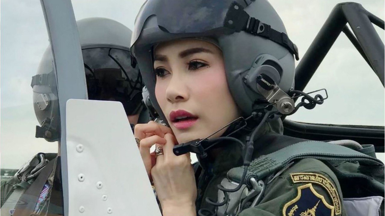 GALA VIDEO - Quand la maîtresse du roi de Thaïlande pilotait un avion très peu vêtue