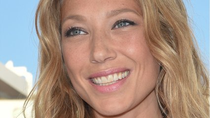 GALA VIDEO : PHOTO - Laura Smet poste un cliché d'elle enfant, sa ressemblance avec Johnny frappe les internautes