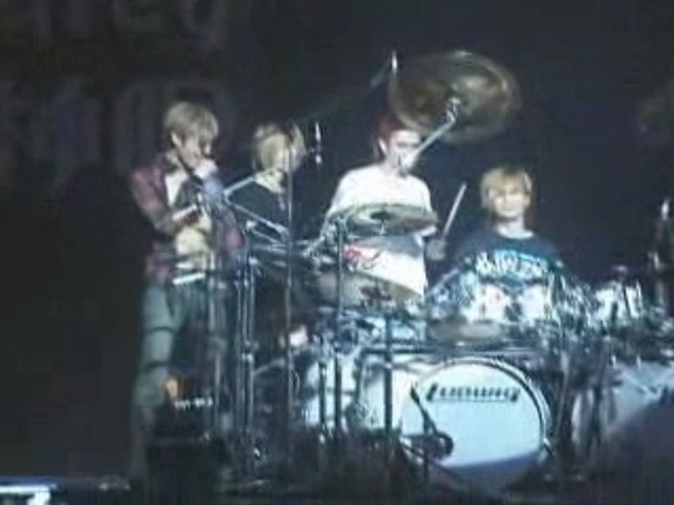 Dir en grey - Kaoru and Die drumming