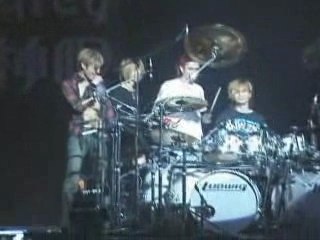 Dir en grey - Kaoru and Die drumming