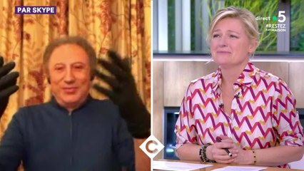 GALA VIDÉO - Michel Drucker ne quitte plus des gants : confiné dans le sud, il écoute les conseils de sa fille