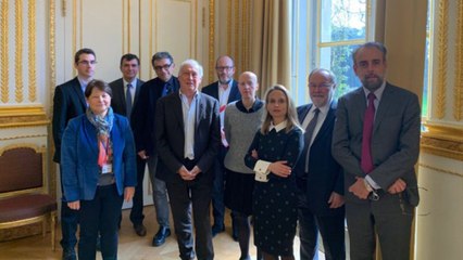 GALA VIDEO - Cette photo du Conseil scientifique à l'Elysée qui fait polémique