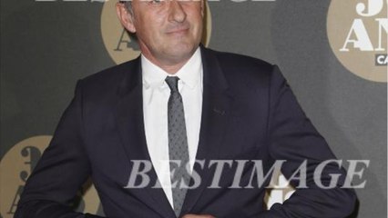 GALA VIDEO : Christophe Dechavanne interpelle Emmanuelle Wargon, la secrétaire d'Etat contaminée : « Expliquez-nous "