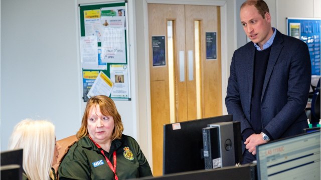 GALA VIDEO - Kate Middleton et William auprès des secouristes londoniens : le couple toujours plus engagé en temps de crise