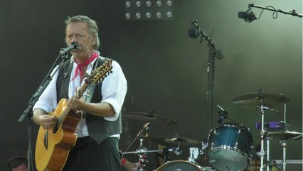 GALA VIDEO - Les soucis de santé, Renaud connaît. Alors quand le coronavirus arrive sur sol français et se montre très virulent, cela devient pour les fans très inquiétant.