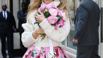 GALA VIDEO - Céline Dion, ultra-lookée, jette des fleurs à ses fans new-yorkais : cette vidéo qui déconcerte