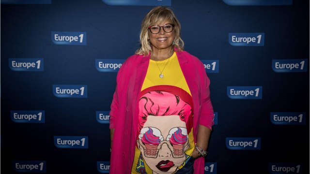 GALA VIDEO - Laurence Boccolini, confinée, improvise un concert en hommage à sa famille italienne