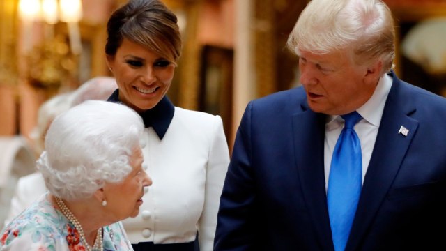 GALA VIDEO - Melania Trump sauve son époux Donald de l’embarras face à la reine