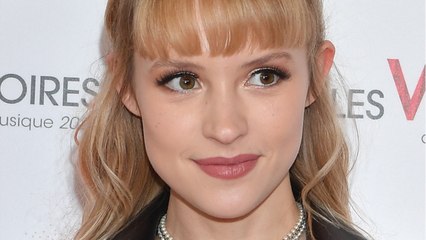 GALA VIDEO - Angèle critique sèchement la couverture sexiste d'un magazine