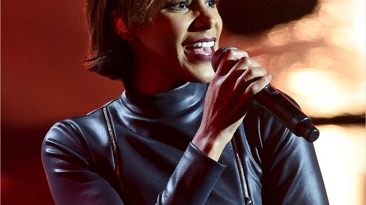 GALA VIDEO : « En fait t’as une copine! " : Shy’m grille un animateur radio en direct, après avoir été draguée en coulisses