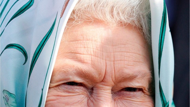 GALA VIDEO : Elizabeth II dépitée : pourquoi Kate Middleton et William sont ses seuls espoirs