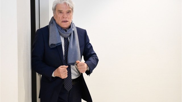 GALA VIDÉO - Bernard Tapie : atteint d'un double cancer, il a arrêté son traitement il y a plusieurs mois IL A DES MÉTASTASES