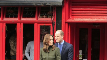 GALA VIDEO - PHOTO - Le Prince William brise le protocole pour combler une jeune fan irlandaise