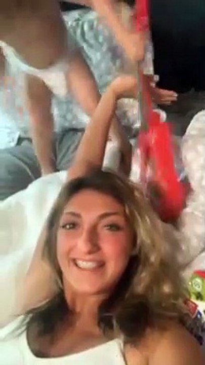 Este niño es un fanático del rock n roll