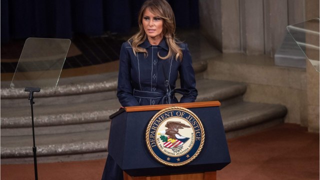 GALA VIDÉO - Melania Trump effrayée par le coronavirus ? Elle plante le début de campagne de Donald Trump