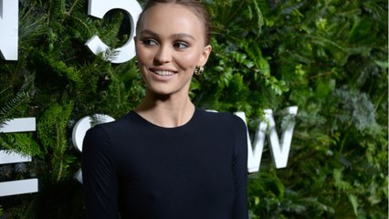 GALA VIDEO - Lily-Rose Depp : son rituel de Noël avec son petit frère Jack