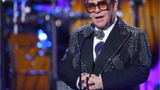 GALA VIDEO - Elton John atteint d'une sévère pneumonie, il donne des nouvelles de sa santé