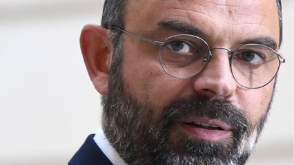 GALA VIDÉO - Une ministre chute lourdement devant Edouard Philippe, il se montre « adorable et charmant "