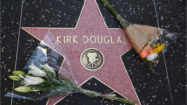 GALA VIDEO - Kirk Douglas : il n'a rien légué à son fils, bataille d'héritage en vue ?
