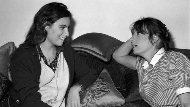 GALA VIDÉO - Lisa Azuelos rend hommage à sa mère Marie Laforêt avec une photo de famille