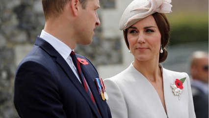 GALA VIDÉO - Kate Middleton et William bras dessus bras dessous, le couple surpris par un paparazzo