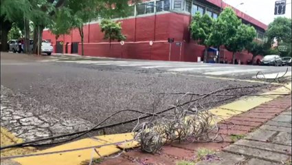 Caminhão arrebenta fiação e condutor para no local para prestar auxílio