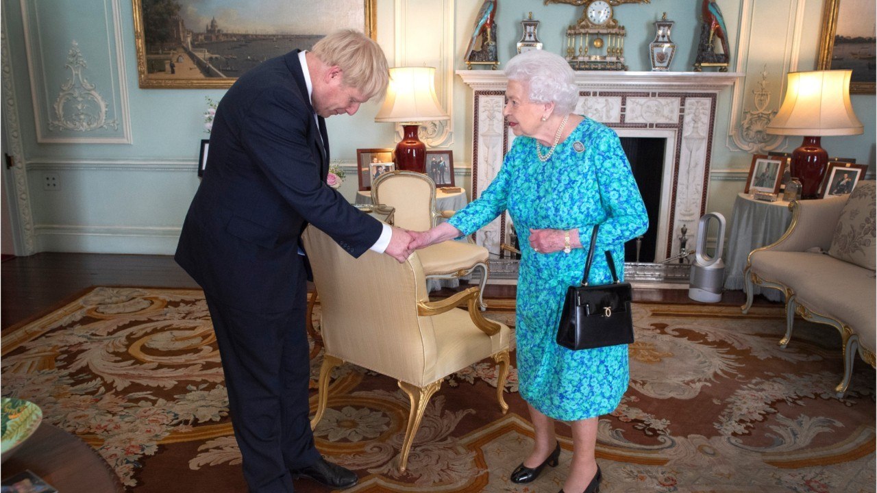 GALA VIDÉO - Elizabeth II ne plaisante pas avec les règles : découvrez l’âge auquel le fils d’Harry et Meghan devra lui faire la révérence