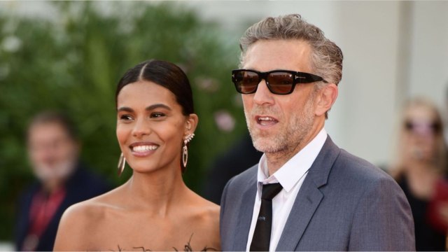 GALA VIDÉO - Tina Kunakey en maillot de bain : sa silhouette de rêve rend dingue Vincent Cassel