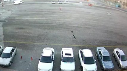 Sokak köpeklerinin çocuğa saldırma anı güvenlik kamerasına yansıdı