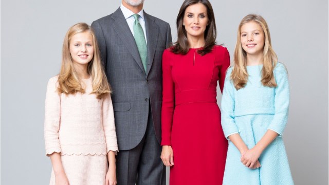 GALA VIDÉO – Letizia d’Espagne majestueuse en rose sur de nouveaux portraits officiels de la famille royale