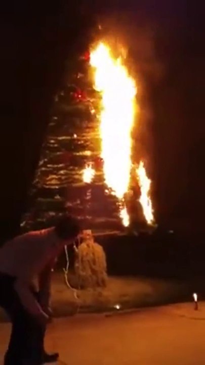 Quand le sapin prend feu au moment de son illumination... Oups