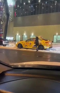 Elle tente de rentrer dans un taxi en mettant des coups de pieds dans la porte... mauvaise idée