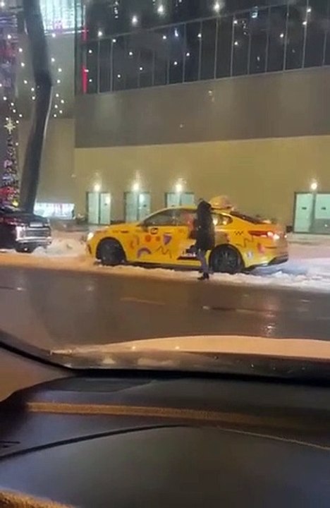 Elle tente de rentrer dans un taxi en mettant des coups de pieds dans la porte... mauvaise idée