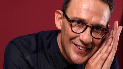 GALA VIDEO - Julien Courbet "exigeant" avec ses équipes : "Hors antenne, il m'arrive de taper du poing sur la table"