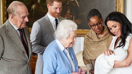 GALA VIDEO - Megxit : la reine "très triste" d'avoir très peu vu Archie avant son départ au Canada