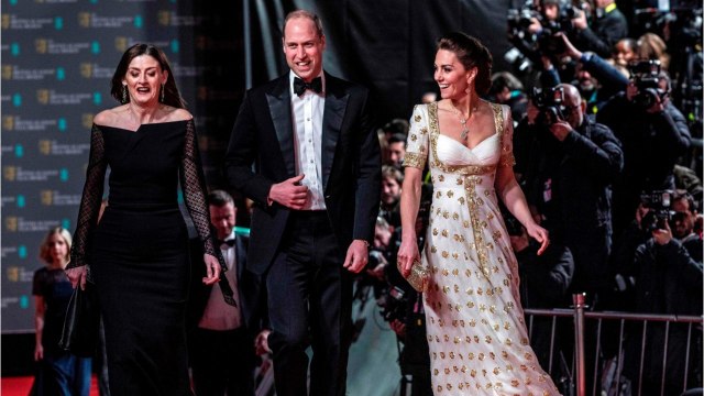 GALA VIDEO - Kate Middleton fait craquer un fan sur le tapis rouge des BAFTA, la vidéo devient virale