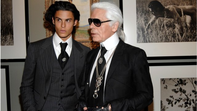 GALA VIDEO - Stars à nu : Baptiste Giabiconi évoque avec émotion le cancer de son mentor Karl Lagerfeld