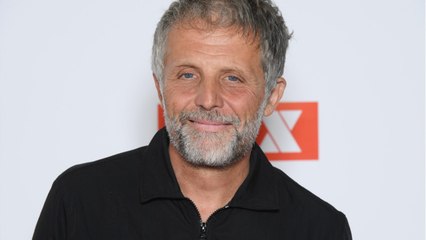 GALA VIDEO - Stéphane Guillon critique Emmanuel Macron « le roi soleil " et François Hollande « le capitaine du Concordia "